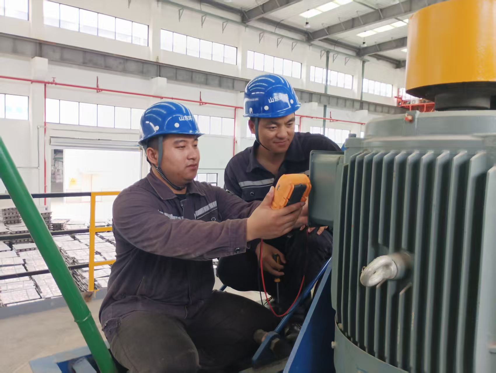 圖為景紅富（左）與同事一起檢修設備.jpg